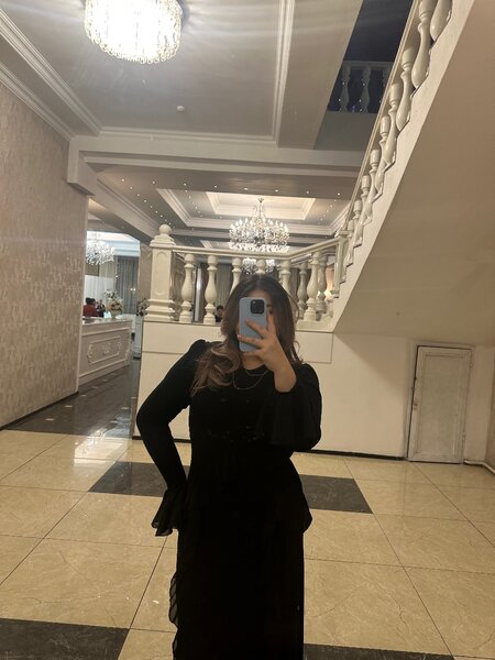 Платье черное надевала только раз ,почти новый .