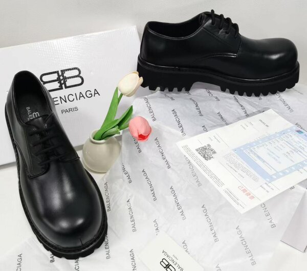 Chaussures en cuir noir Balenciaga