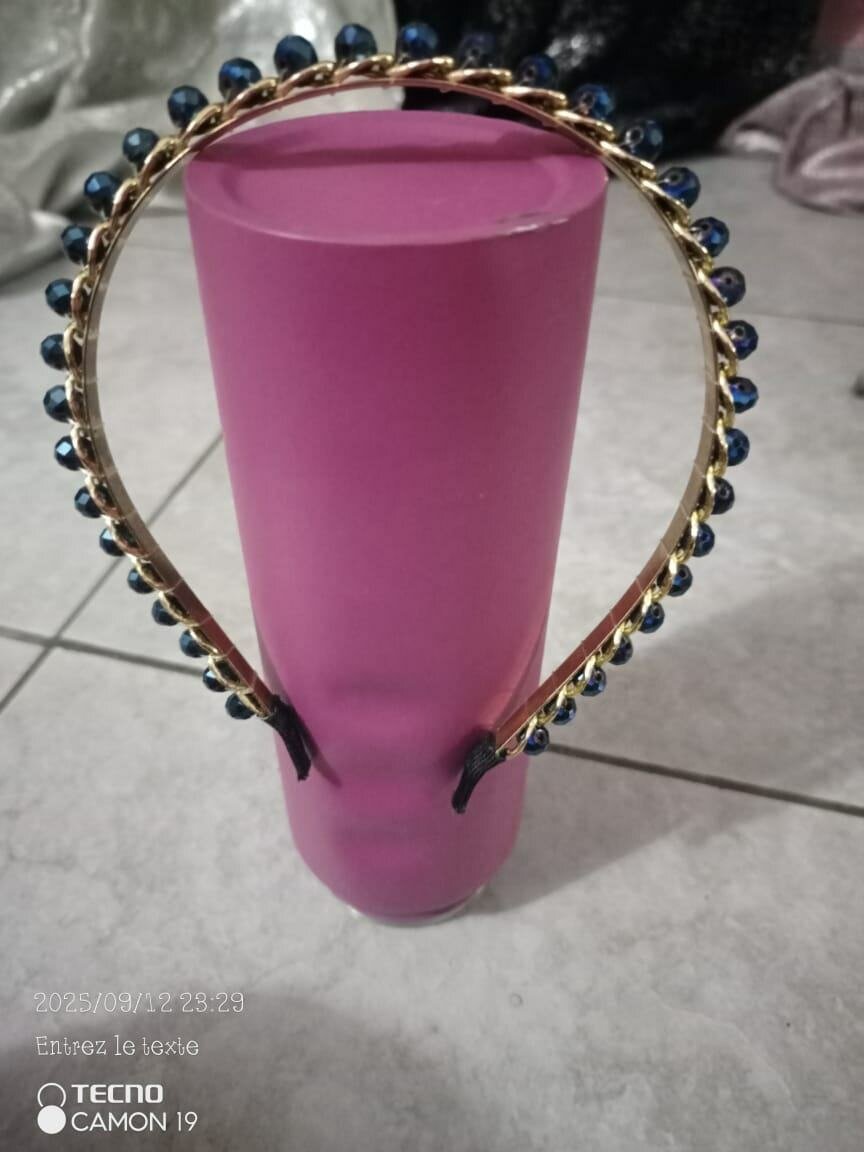 Serre-tête doré orné