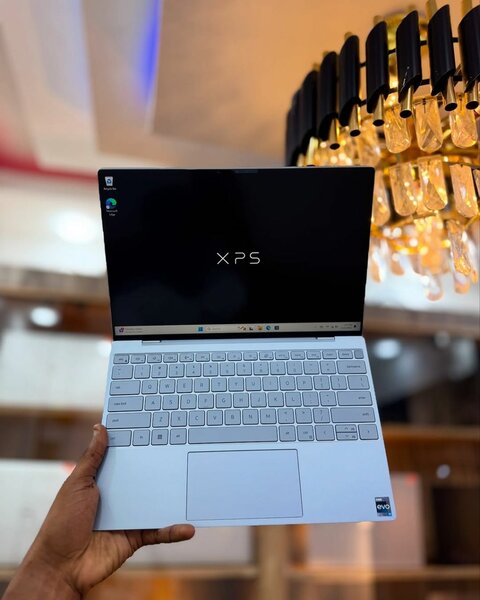 2022 DELL XPS 13 ️️CORE I7 512