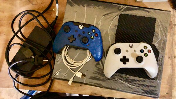 Console Xbox avec manettes