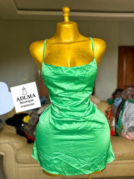 Robe Émeraude Satinée Élégante