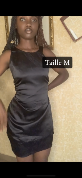 Robe Noire Satinée Élégante