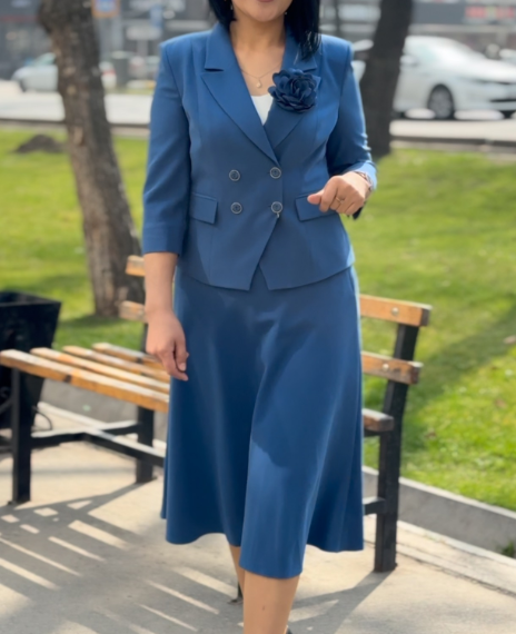 Женский костюм с юбкой