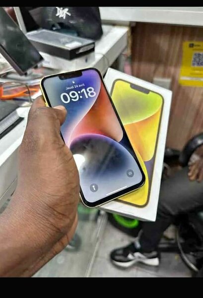 Smartphone moderne jaune iph13