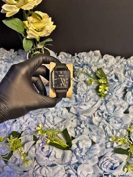 Montre carrée élégante en cuir