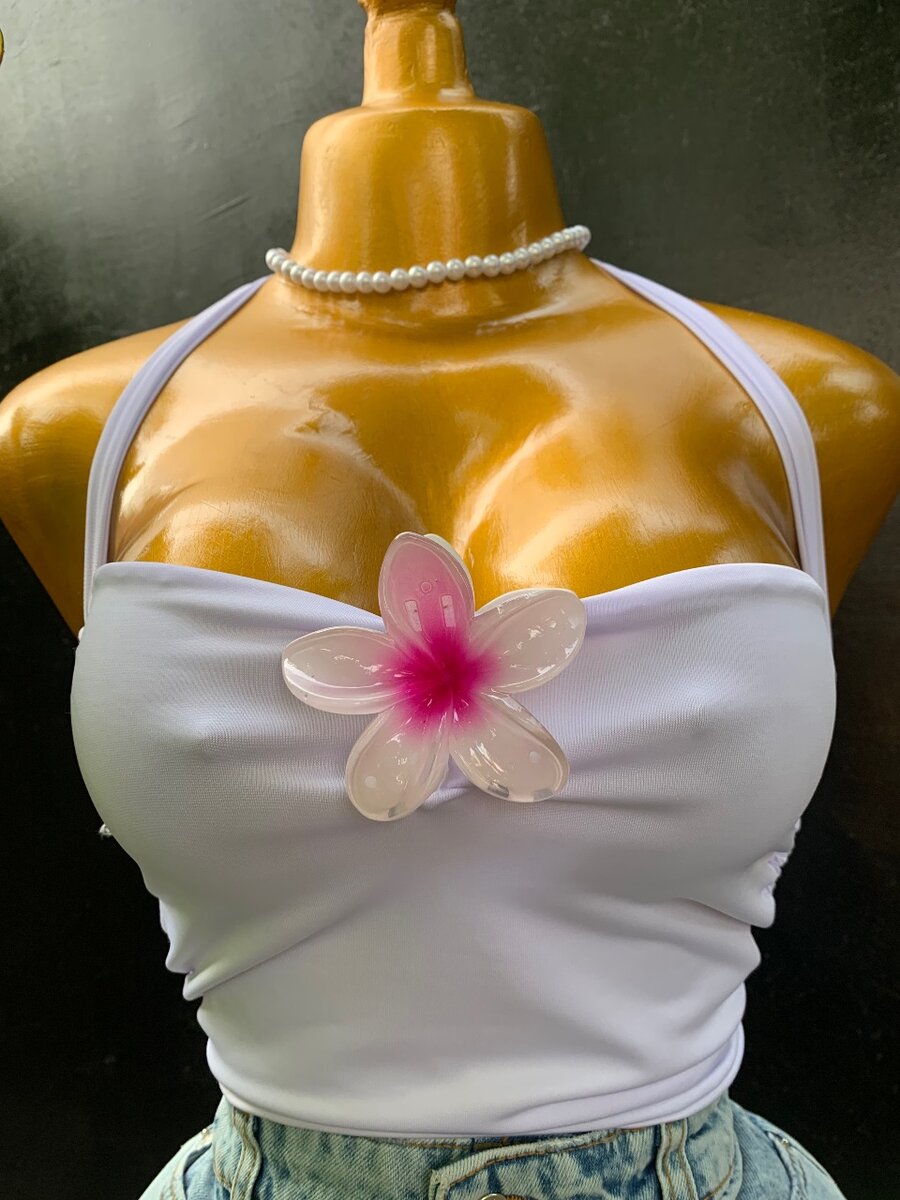 Haut dos nu femme fleurie