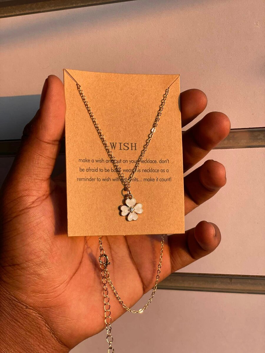 Clover Necklace White