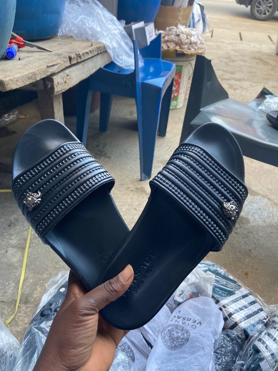 Claquettes noires élégantes