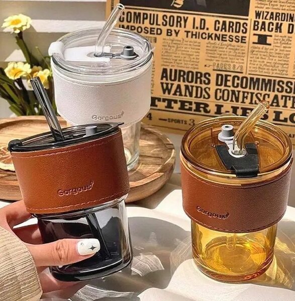 Verres à café isolés élégants