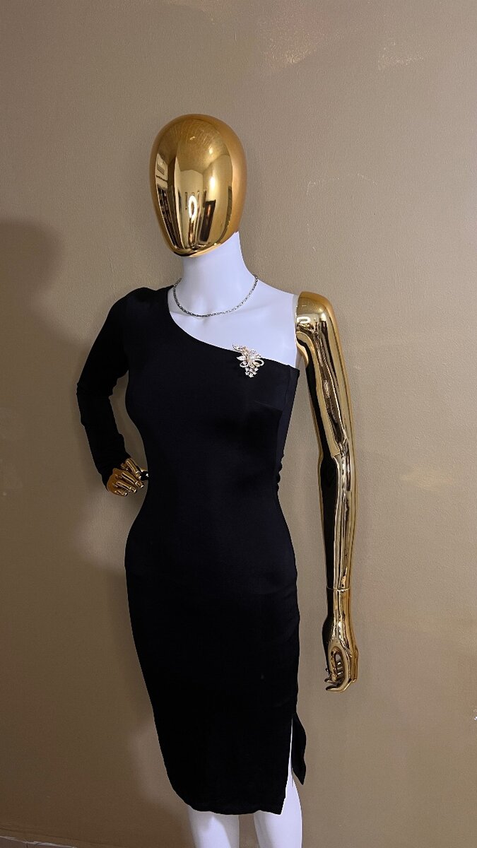 Robe asymétrique noire élégante