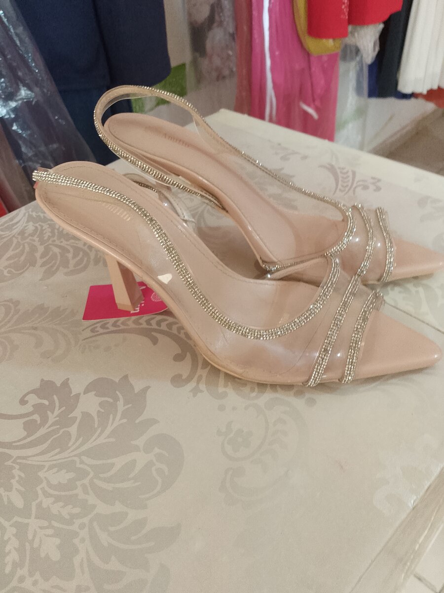 Sandales à talons transparents