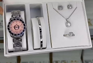 Комплект с наручными часами для женщин