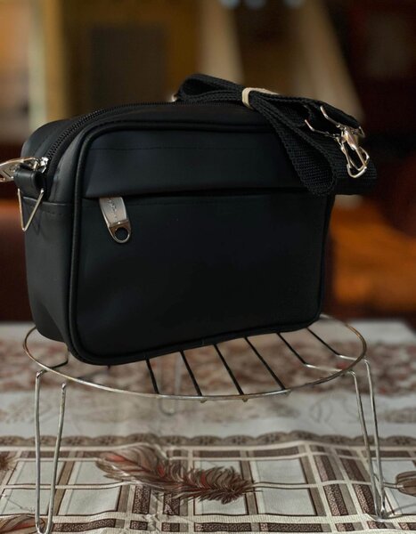 Sac bandoulière noir compact