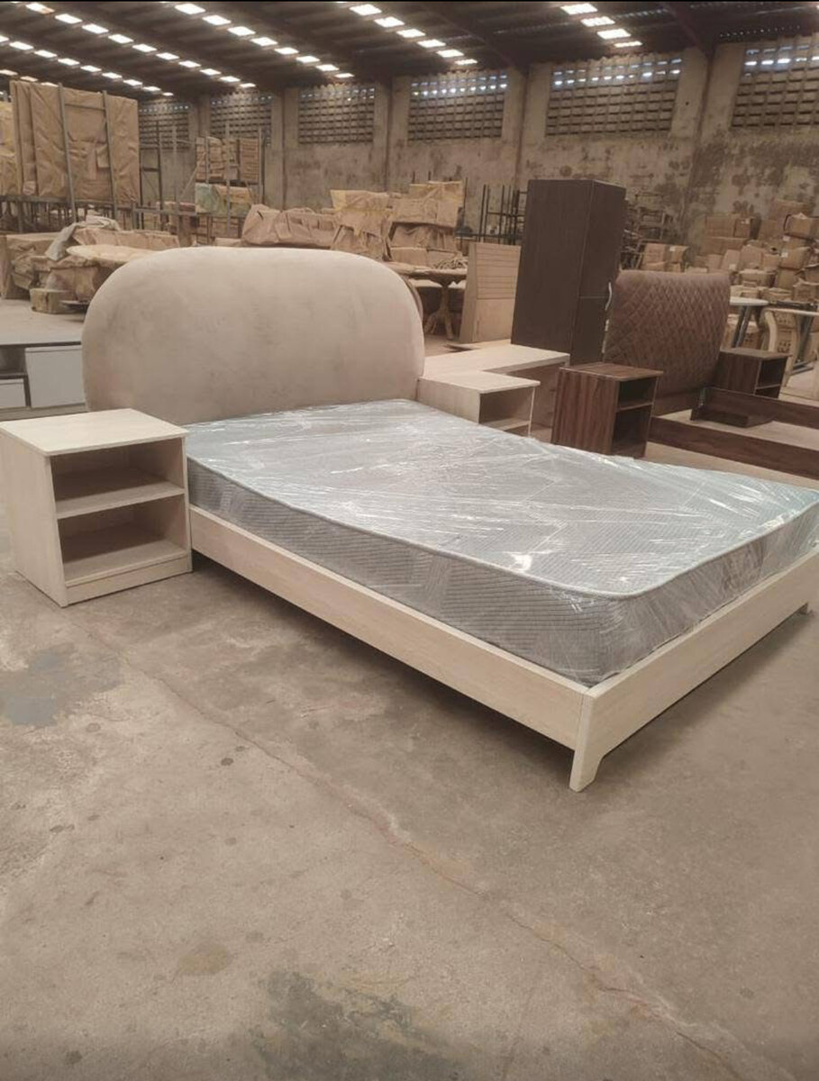 Lit double en bois moderne