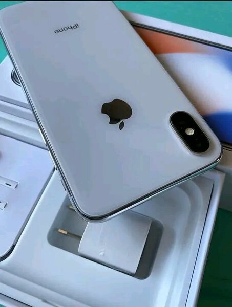iPhone X argent 64 Go déverrouillé