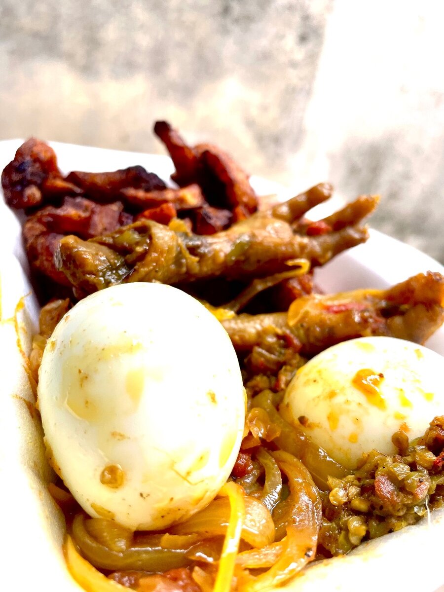 Alloco patte de poulet et oeuf