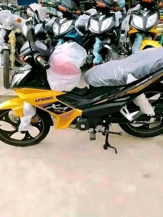 Moto Apsonic sportif jaune