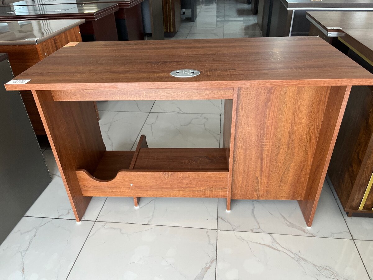 Bureau en bois avec tiroirs