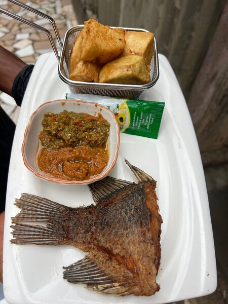 Plat de poisson frit croustillant