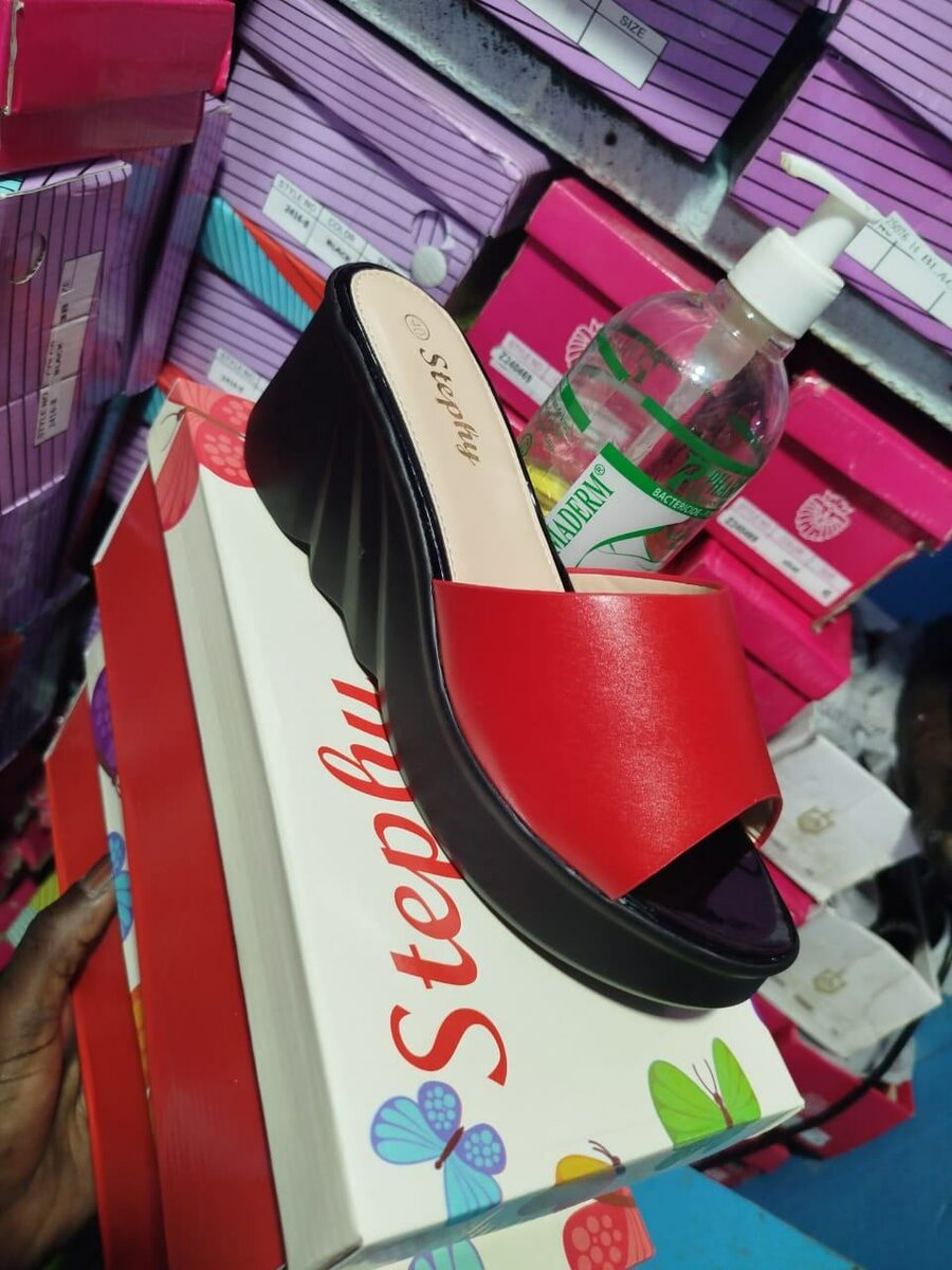 Sandales à talon compensé