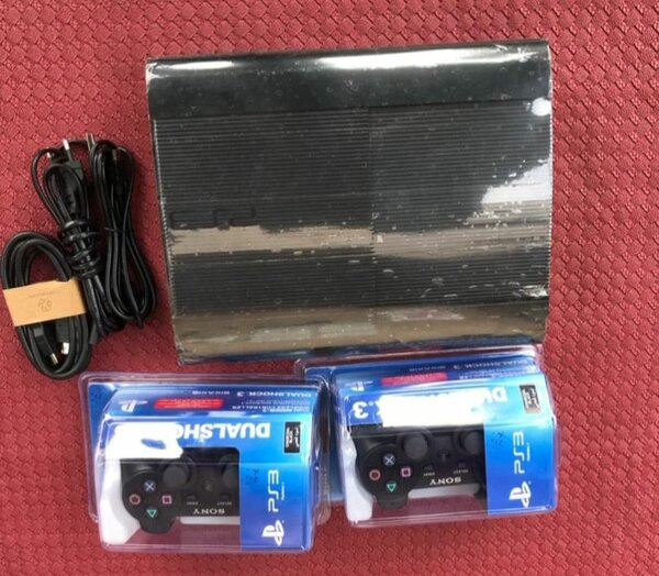 Console de jeux ps3 slim plus 2 manette et plus de 20 jeux
