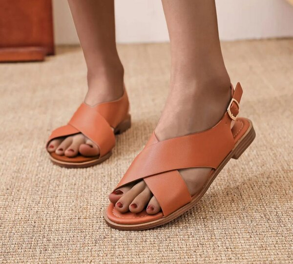 Nus pieds croisés