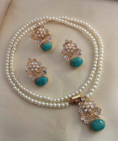 Ladies necklace and earrings set