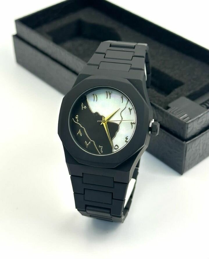 Montre noire design élégant