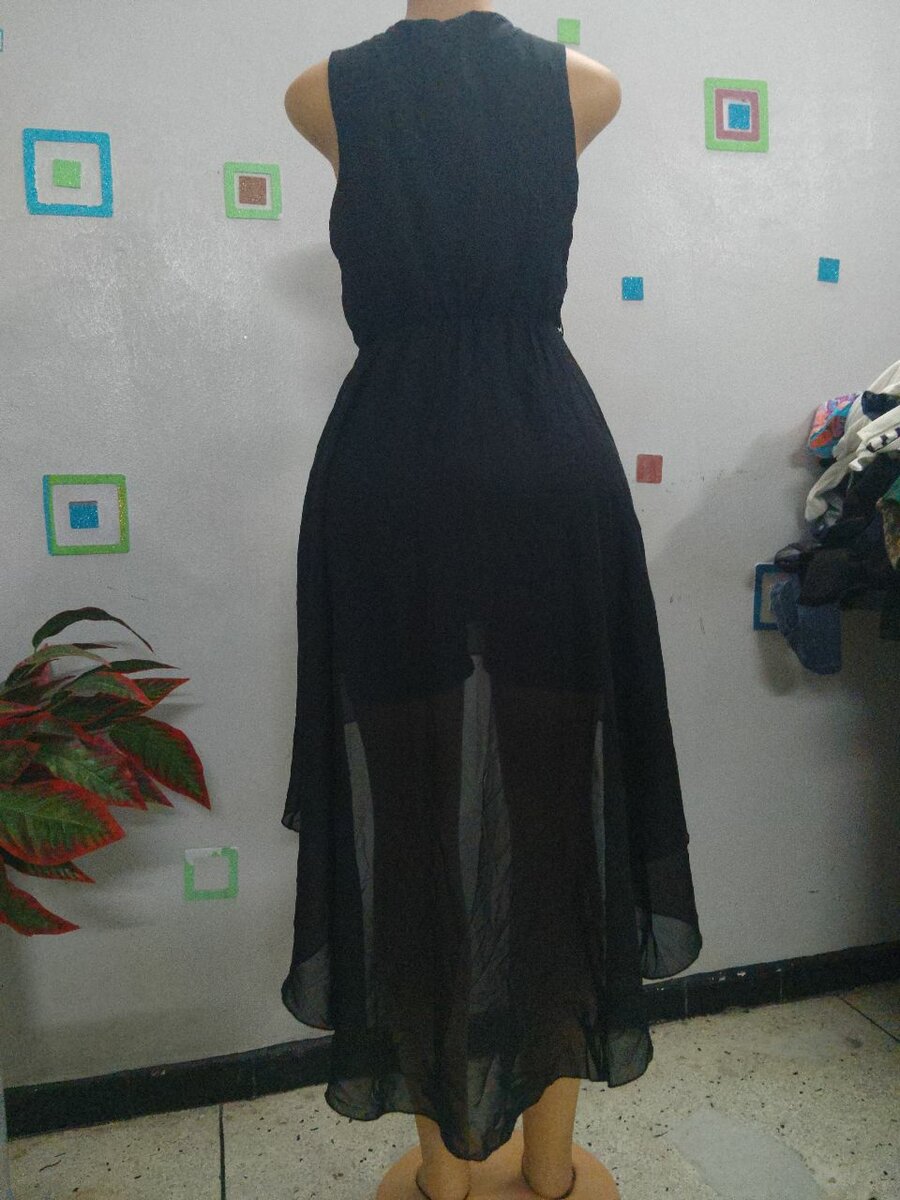 Robe asymétrique noire élégante