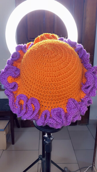 Chapeau tricoté en couleurs vives