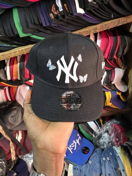 Casquette noire NY papillons