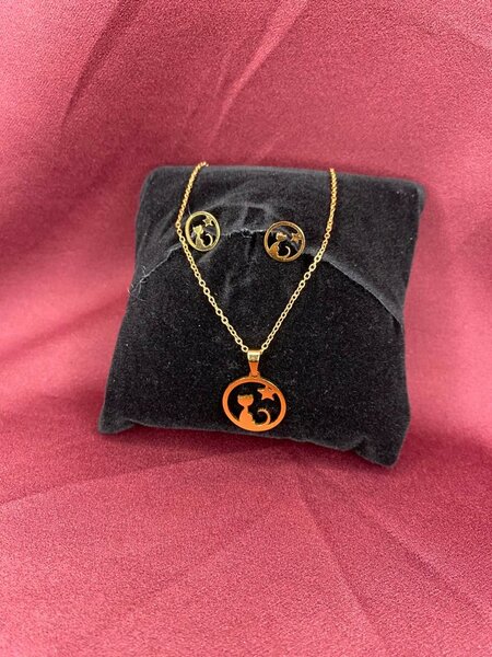 Ensemble collier et boucles dorées unique