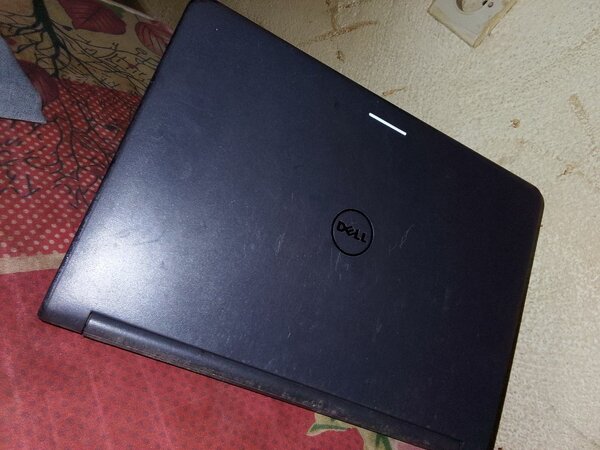 Ordinateur portable DELL DEUXIÈME MAINS PROPRES AVEC CHARGEU