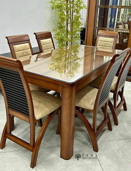 Chaises et tables à manger