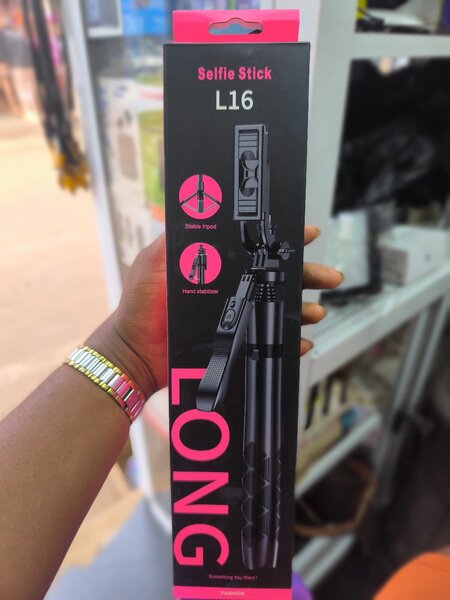 L16 selfie stick
