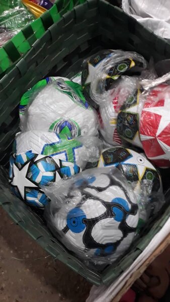 Ballons de football colorés