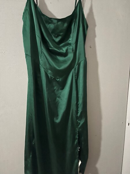 Robe satinée verte élégante