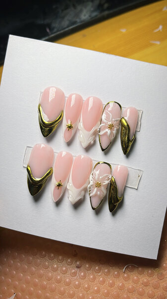 Ongles pressés floraux élégants