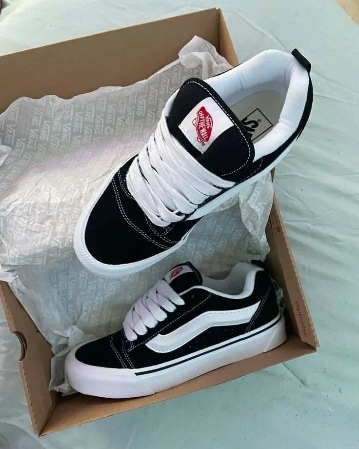 VANS CLASSIC BLACK AND WHITE