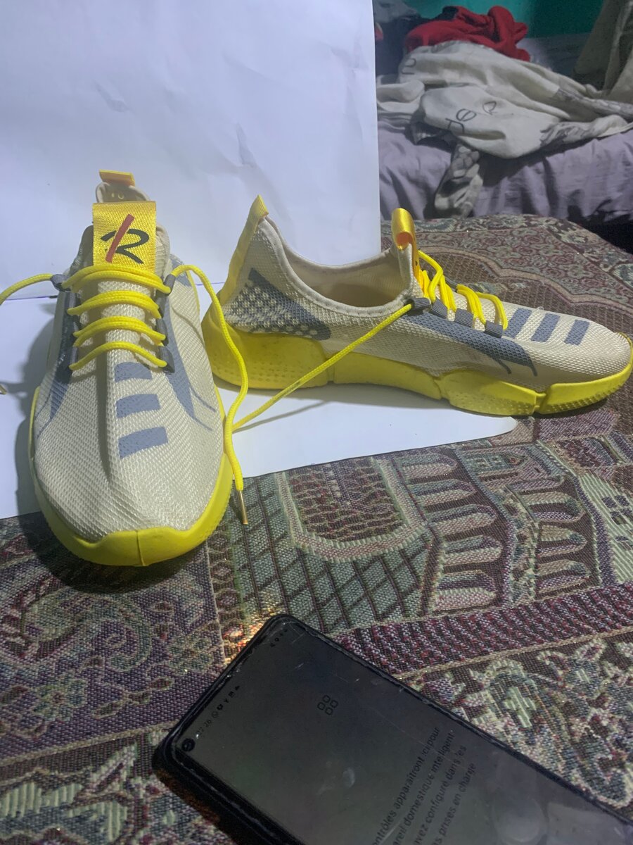 Chaussures jaunes de sport