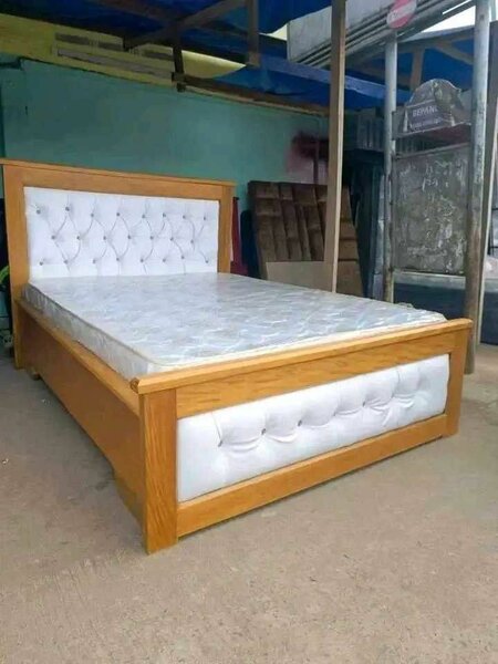 Lit en bois avec rembourrage