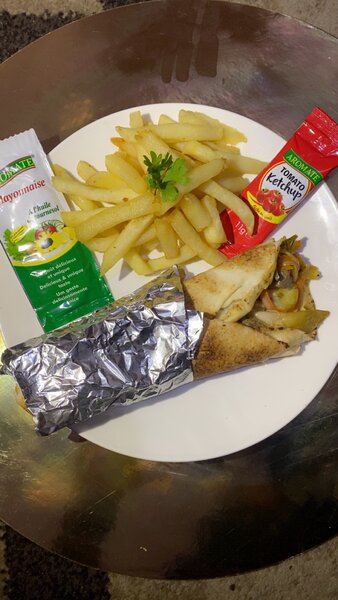 Délicieux shawarma avec Frites