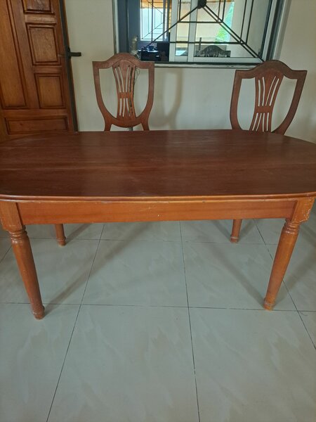 Table a manger et chaises en bois