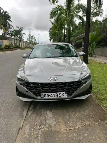 Hyundai Elantra Sedan Gris Élégant