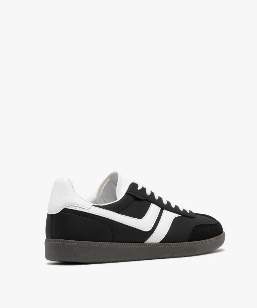 Baskets noires et blanches tendance