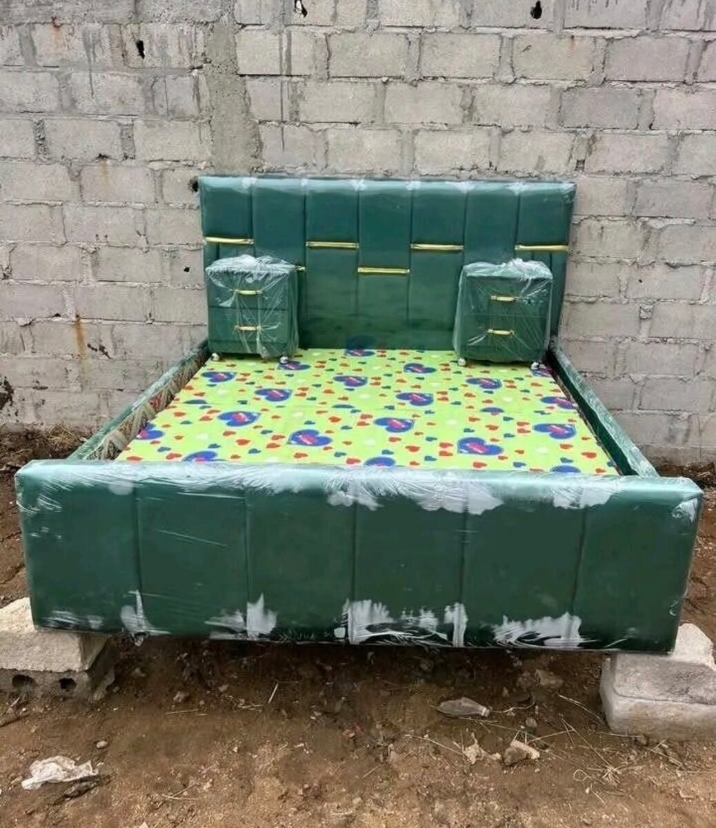 Lit en cuir avec tête de lit