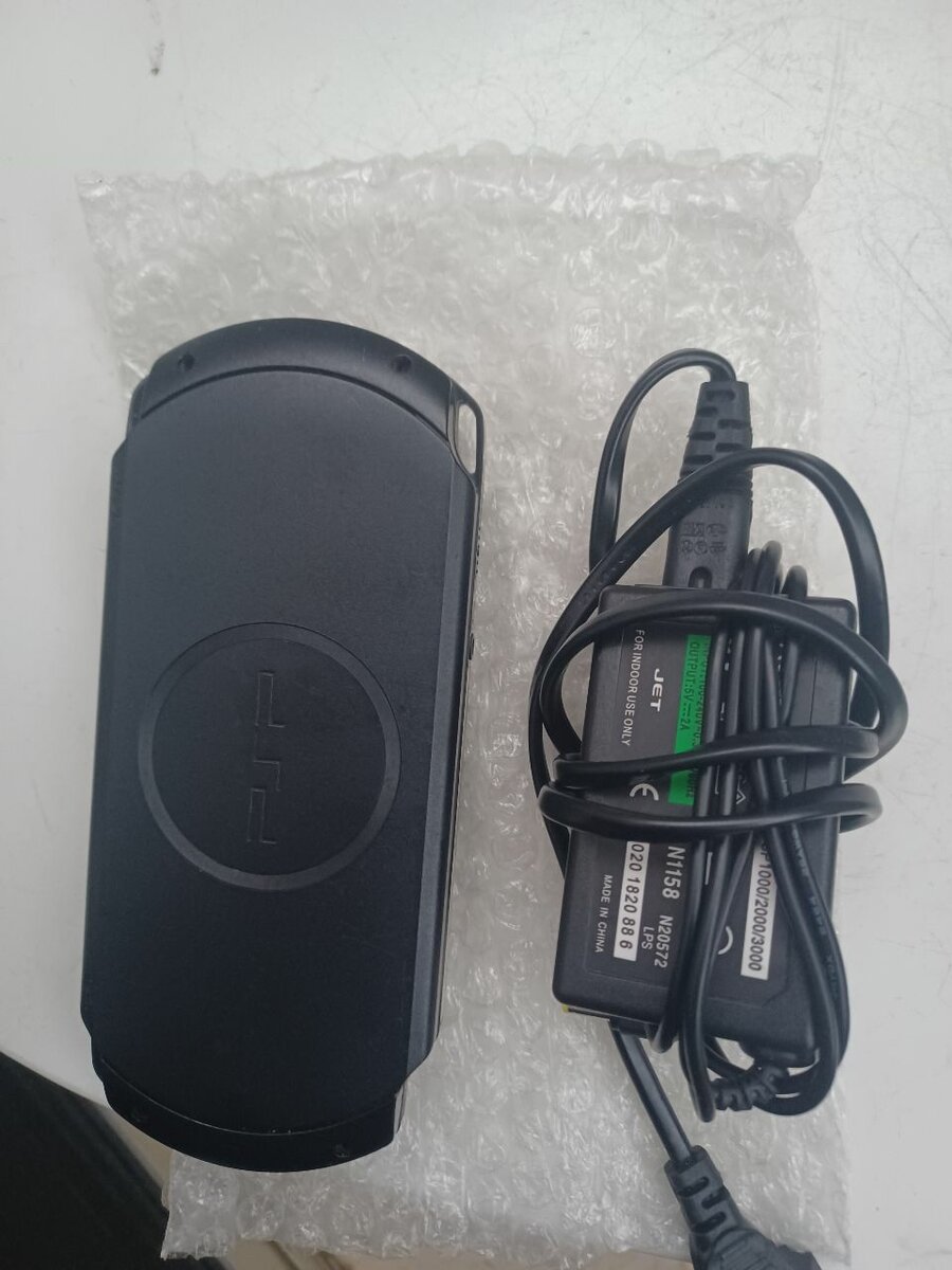 Console portable PSP avec chargeur