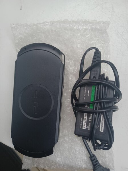Console portable PSP avec chargeur