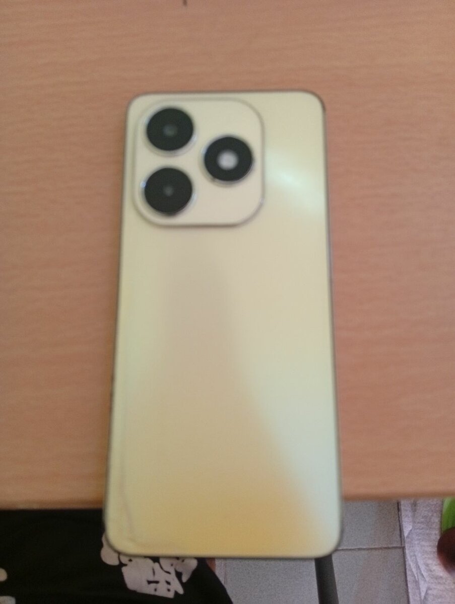 Smartphone doré design moderne